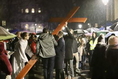 Akademicka Droga Krzyżowa na ulicach Krakowa. Wyszło dwa tysiące osób - zdjęcie 7