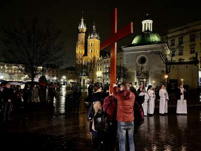 Akademicka Droga Krzyżowa na ulicach Krakowa. Wyszło dwa tysiące osób - zdjęcie 4