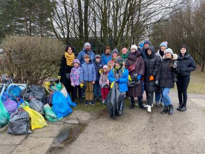Uchodźcy z Ukrainy w czynie społecznym posprzątali Park Lotników, fot. Наталья Расторгуева - zdjęcie 14