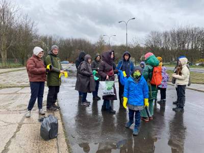 Uchodźcy z Ukrainy w czynie społecznym posprzątali Park Lotników, fot. Наталья Расторгуева - zdjęcie 10