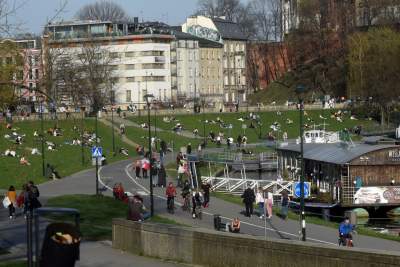Wiosna i plażowanie na bulwarach, tak było jeszcze w czwartek... - zdjęcie 1
