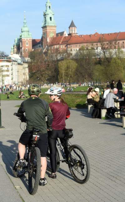 Wiosna i plażowanie na bulwarach, tak było jeszcze w czwartek... - zdjęcie 5