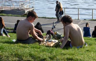 Wiosna i plażowanie na bulwarach, tak było jeszcze w czwartek... - zdjęcie 18