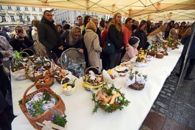 Święcenie pokarmów na Rynku Głównym. Tym razem nie przy kościele Mariackim - zdjęcie 5