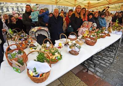 Święcenie pokarmów na Rynku Głównym. Tym razem nie przy kościele Mariackim - zdjęcie 17