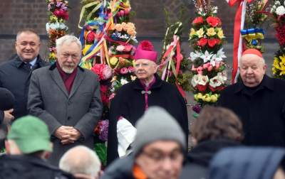 Święcenie pokarmów na Rynku Głównym. Tym razem nie przy kościele Mariackim - zdjęcie 11