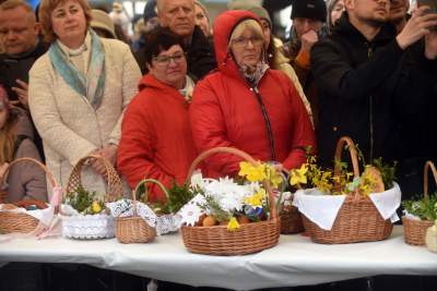 Święcenie pokarmów na Rynku Głównym. Tym razem nie przy kościele Mariackim - zdjęcie 14