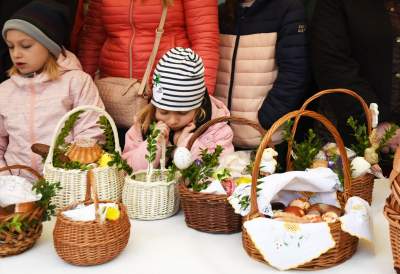 Święcenie pokarmów na Rynku Głównym. Tym razem nie przy kościele Mariackim - zdjęcie 19