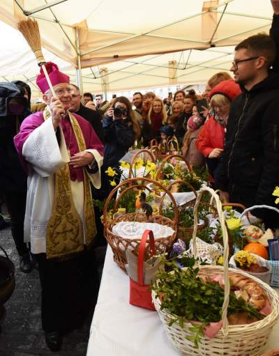 Święcenie pokarmów na Rynku Głównym. Tym razem nie przy kościele Mariackim - zdjęcie 23