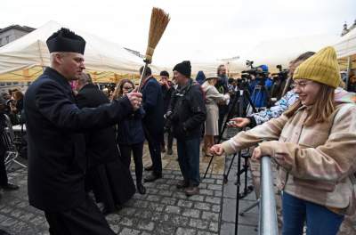 Święcenie pokarmów na Rynku Głównym. Tym razem nie przy kościele Mariackim - zdjęcie 28