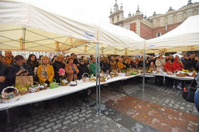 Święcenie pokarmów na Rynku Głównym. Tym razem nie przy kościele Mariackim - zdjęcie 16