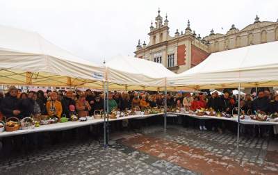 Święcenie pokarmów na Rynku Głównym. Tym razem nie przy kościele Mariackim - zdjęcie 1