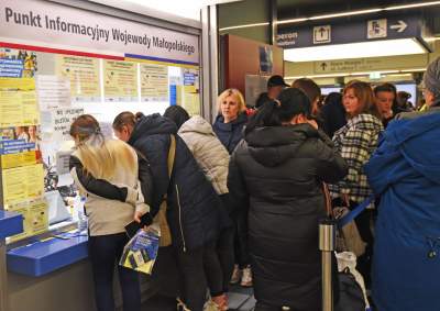 57. dzień inwazji Rosji na Ukrainę. Na krakowskim dworcu... - zdjęcie 7