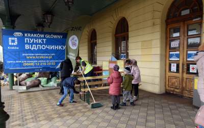 57. dzień inwazji Rosji na Ukrainę. Na krakowskim dworcu... - zdjęcie 6