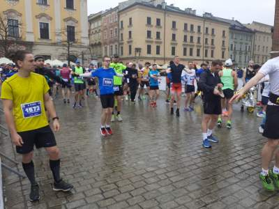 Rozgrzewka przed startem maratonu była niezbędna. Kraków biega - zdjęcie 3