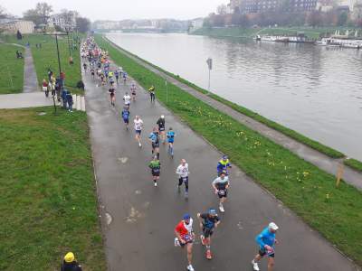 Rozgrzewka przed startem maratonu była niezbędna. Kraków biega - zdjęcie 10