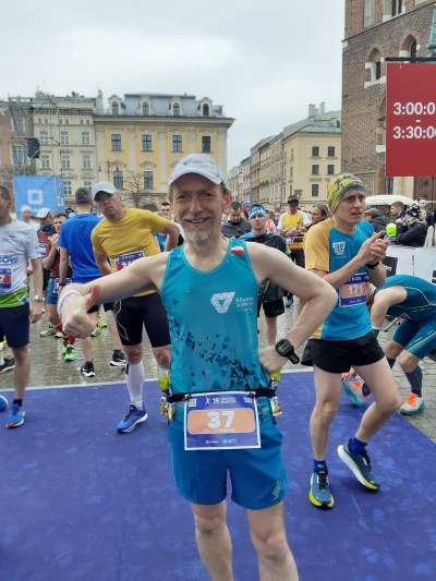 Rozgrzewka przed startem maratonu była niezbędna. Kraków biega - zdjęcie 7