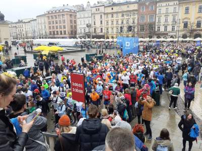 Rozgrzewka przed startem maratonu była niezbędna. Kraków biega - zdjęcie 2