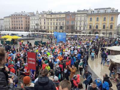 Rozgrzewka przed startem maratonu była niezbędna. Kraków biega - zdjęcie 1