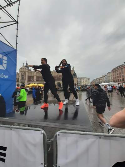 Rozgrzewka przed startem maratonu była niezbędna. Kraków biega - zdjęcie 6