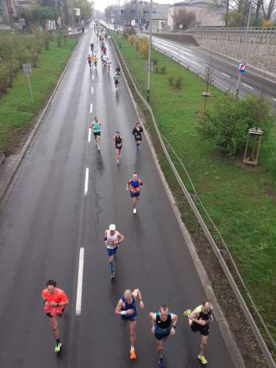 Rozgrzewka przed startem maratonu była niezbędna. Kraków biega - zdjęcie 9