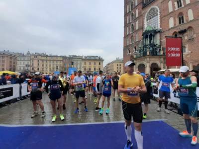 Rozgrzewka przed startem maratonu była niezbędna. Kraków biega - zdjęcie 8