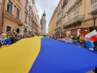 Marsz solidarności z walczącą Ukrainą. Dwa miesiące temu Rosja rozpoczęła inwazję - zdjęcie 11