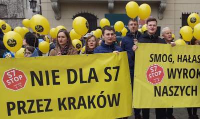 Protest przeciwko budowie S7 przed krakowskim magistratem, fot. Marek Lasyk - zdjęcie 1