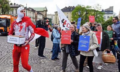 Defilada klas mundurowych "na cześć kuratorki Barbary Nowak" - zdjęcie 18