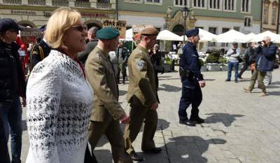 Defilada klas mundurowych "na cześć kuratorki Barbary Nowak" - zdjęcie 24