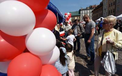 Świętowanie Dnia Flagi w Krakowie: ogórki, rolki i tłum turystów - zdjęcie 8