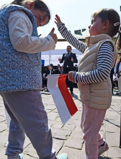 Świętowanie Dnia Flagi w Krakowie: ogórki, rolki i tłum turystów - zdjęcie 10