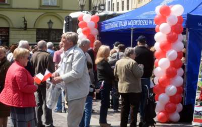 Świętowanie Dnia Flagi w Krakowie: ogórki, rolki i tłum turystów - zdjęcie 2