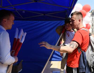 Świętowanie Dnia Flagi w Krakowie: ogórki, rolki i tłum turystów - zdjęcie 12