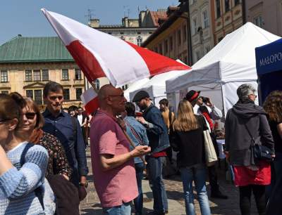 Świętowanie Dnia Flagi w Krakowie: ogórki, rolki i tłum turystów - zdjęcie 15