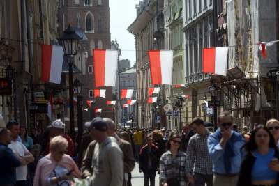 Świętowanie Dnia Flagi w Krakowie: ogórki, rolki i tłum turystów - zdjęcie 28