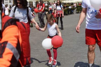 Świętowanie Dnia Flagi w Krakowie: ogórki, rolki i tłum turystów - zdjęcie 23
