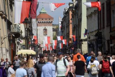 Świętowanie Dnia Flagi w Krakowie: ogórki, rolki i tłum turystów - zdjęcie 26