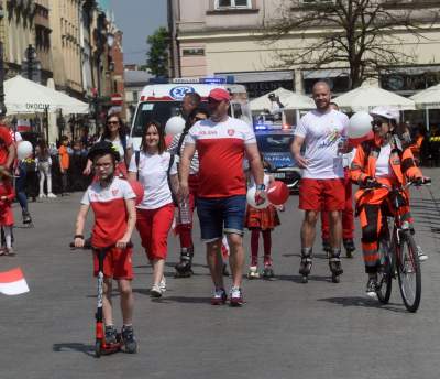 Świętowanie Dnia Flagi w Krakowie: ogórki, rolki i tłum turystów - zdjęcie 21