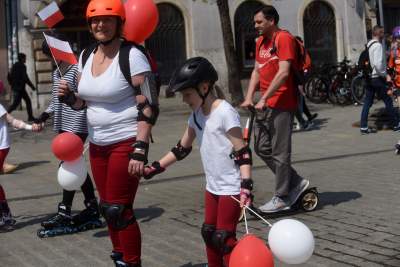 Świętowanie Dnia Flagi w Krakowie: ogórki, rolki i tłum turystów - zdjęcie 20
