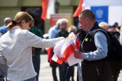 Świętowanie Dnia Flagi w Krakowie: ogórki, rolki i tłum turystów - zdjęcie 1