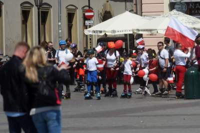 Świętowanie Dnia Flagi w Krakowie: ogórki, rolki i tłum turystów - zdjęcie 17