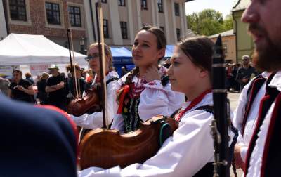Świętowanie Dnia Flagi w Krakowie: ogórki, rolki i tłum turystów - zdjęcie 5