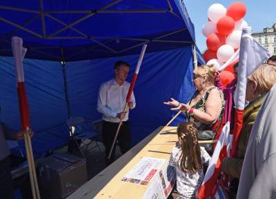 Świętowanie Dnia Flagi w Krakowie: ogórki, rolki i tłum turystów - zdjęcie 13