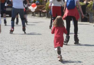 Świętowanie Dnia Flagi w Krakowie: ogórki, rolki i tłum turystów - zdjęcie 24