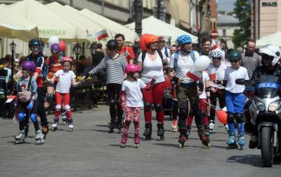 Świętowanie Dnia Flagi w Krakowie: ogórki, rolki i tłum turystów - zdjęcie 18