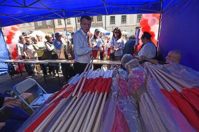 Świętowanie Dnia Flagi w Krakowie: ogórki, rolki i tłum turystów - zdjęcie 11