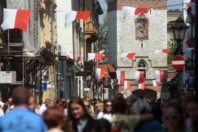 Świętowanie Dnia Flagi w Krakowie: ogórki, rolki i tłum turystów - zdjęcie 27