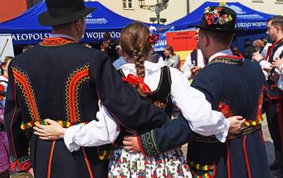 Świętowanie Dnia Flagi w Krakowie: ogórki, rolki i tłum turystów - zdjęcie 7