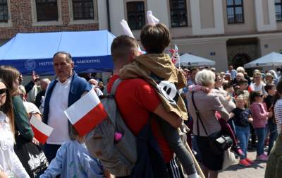 Świętowanie Dnia Flagi w Krakowie: ogórki, rolki i tłum turystów - zdjęcie 14